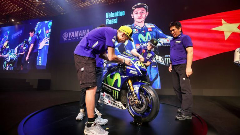 Cờ Việt Nam hiện diện trên siêu mô tô YZR-M1 của Yamaha Factory Racing Team