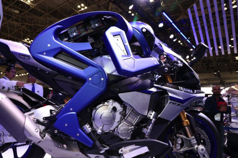 Yamaha trình diễn MOTOBOT - Cỗ máy lái xe tự động như Rossi