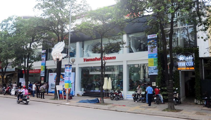 Hình ảnh bên ngoài khang trang của cửa hàng xe máy Yamaha Town tại đường Nguyễn Chí Thanh Hà Nội