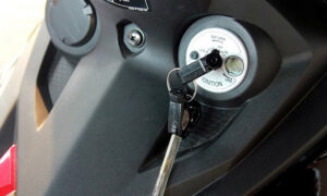 Xe máy bật chìa khóa không lên điện: Nguyên nhân & giải pháp