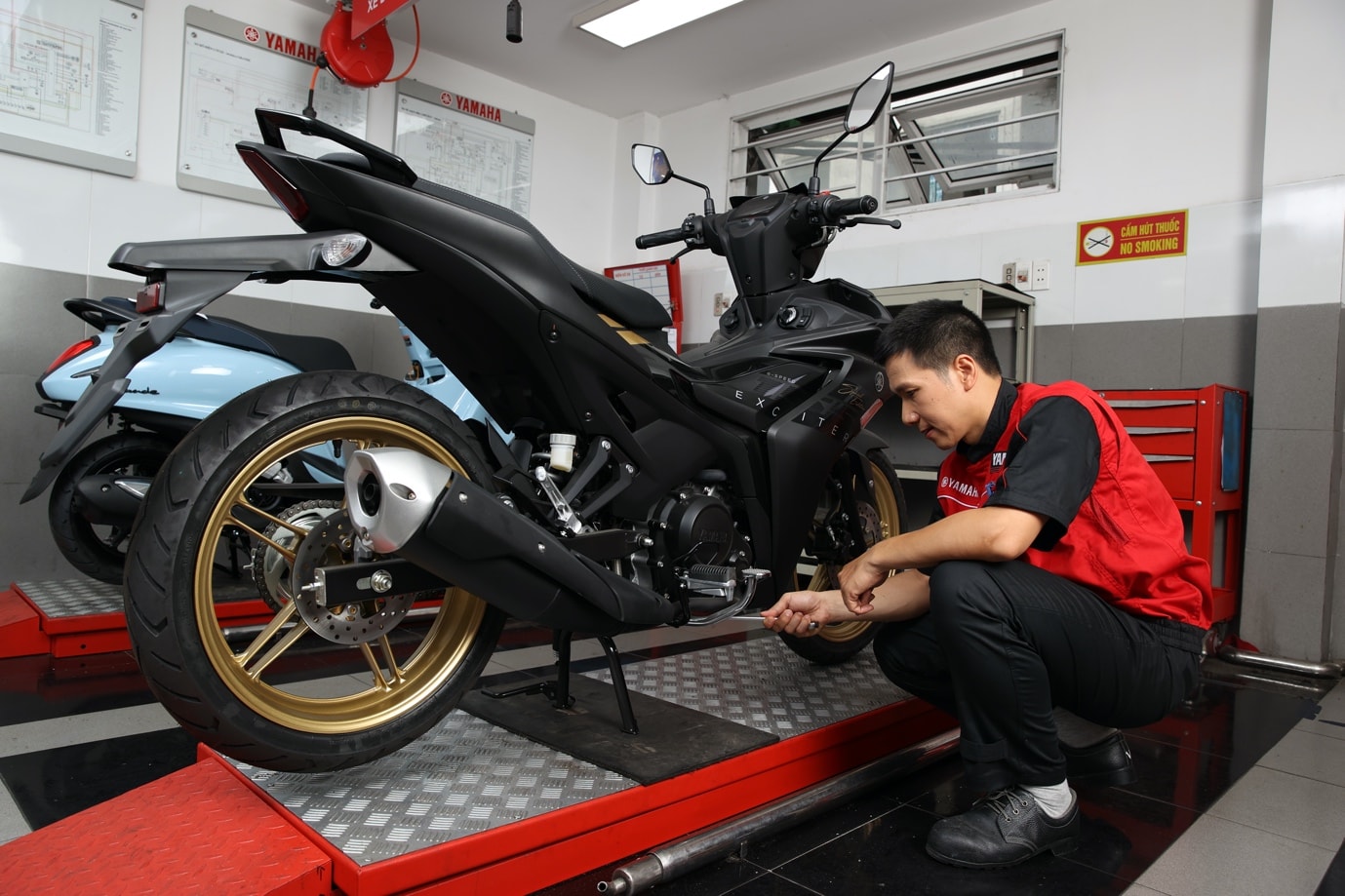 Xe máy ra khói đen có sao không? Nguyên nhân & cách xử lý