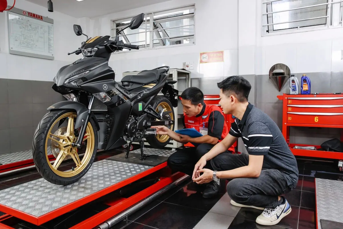 Xe máy ra khói trắng